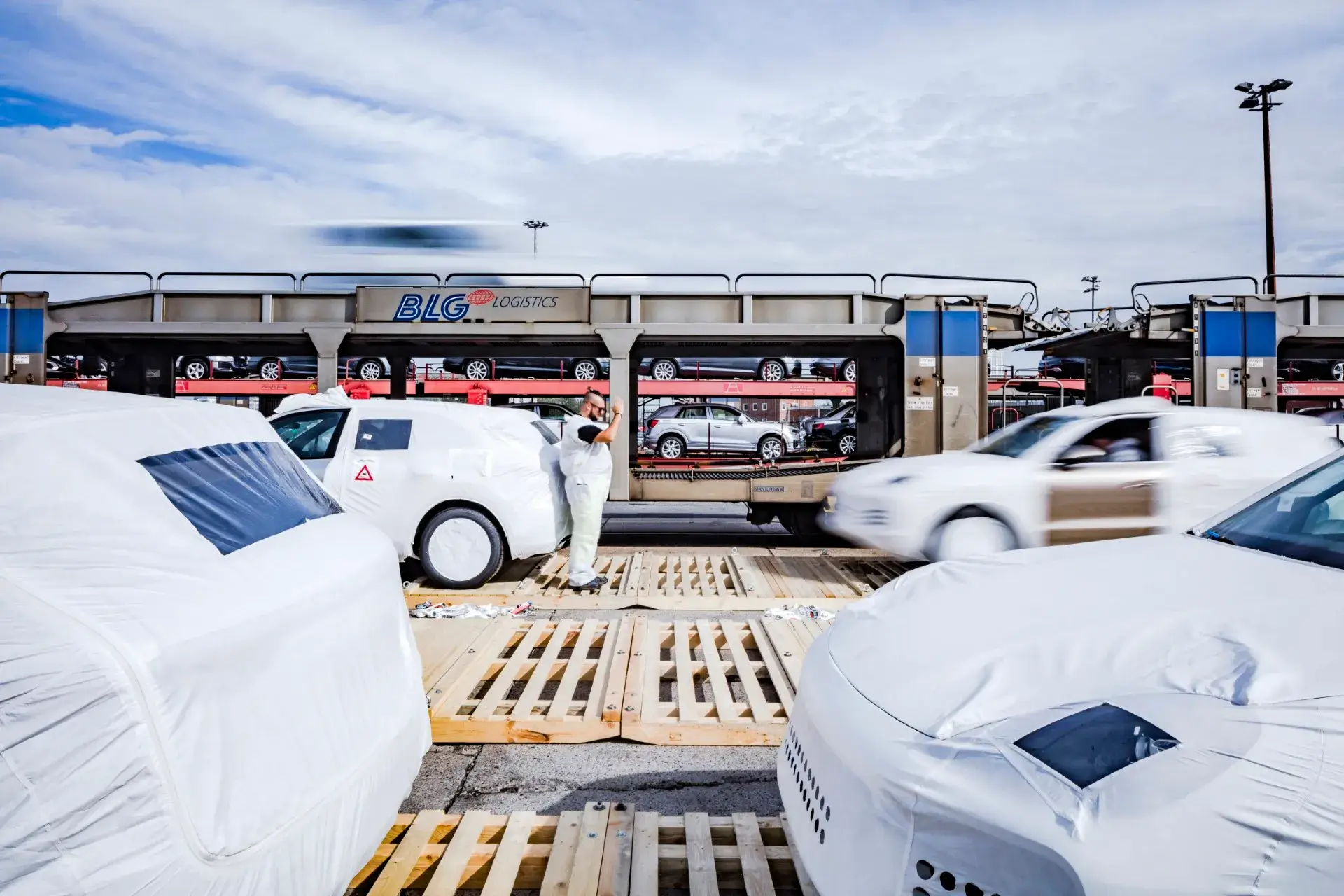 HHLA UNIKAI Verladung von PKWs