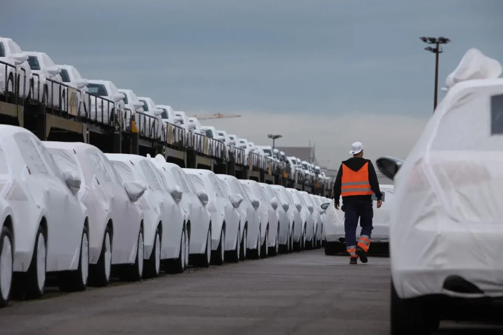 Hhla Unikai Roro Abwicklung Fahrzeuge Mit Schutzplane